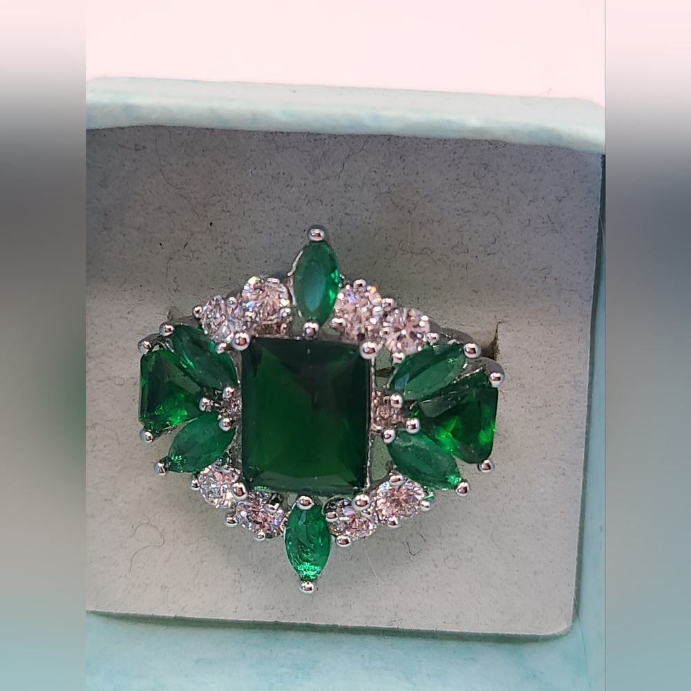 Elegant Emerald Green Sterling  Silver Ring - Picture 9 of 10